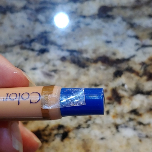 Color concealer - Picture 3 of 3